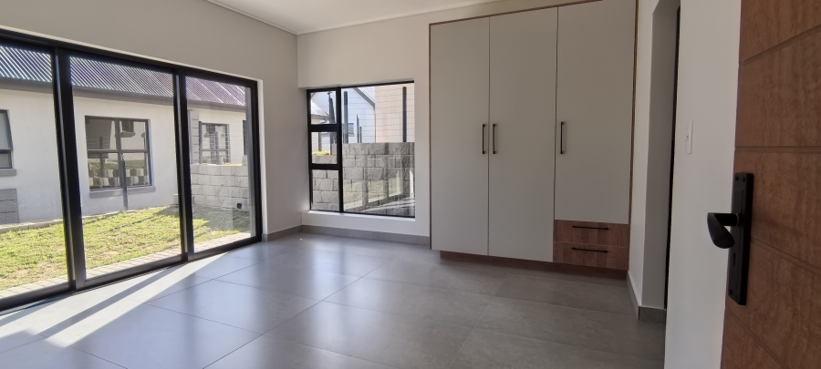5 Bedroom Property for Sale in Outeniquasbosch Western Cape
